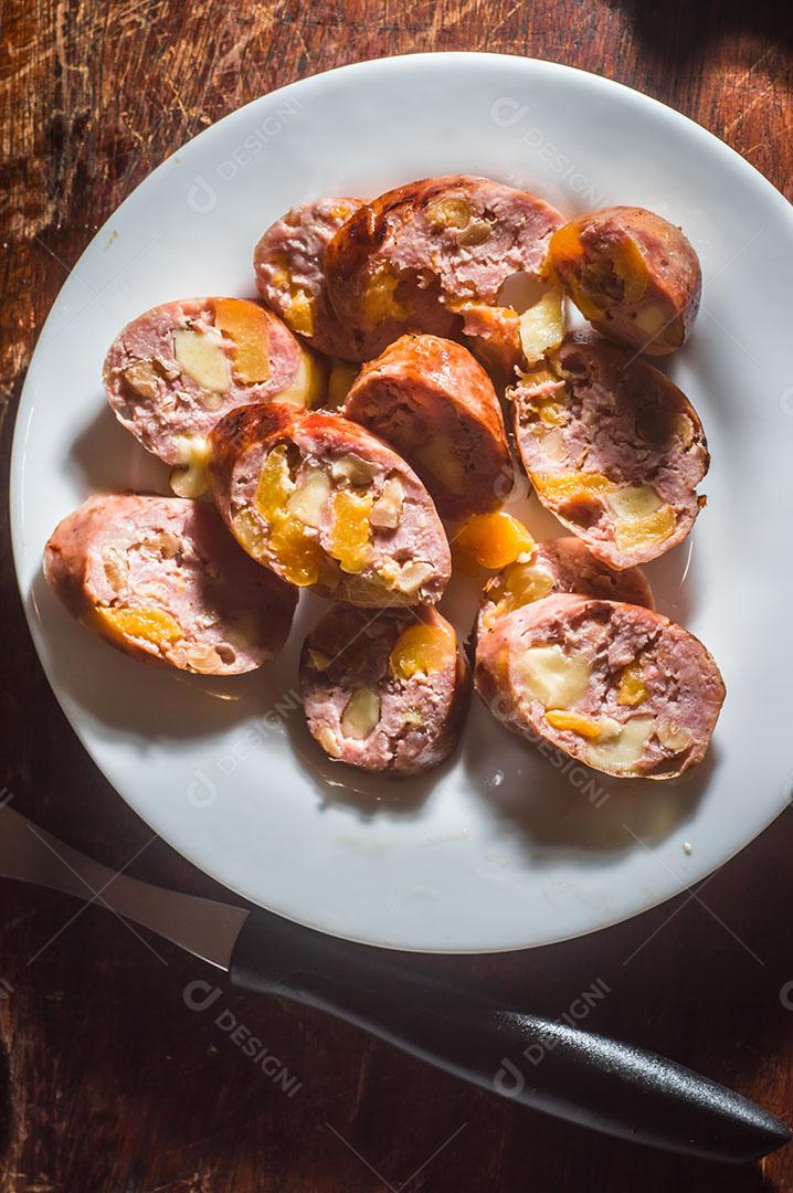 Foto Salsicha e Pimentão Salsicha Artesanal Queijo e Pimenta Em Uma Placa de Madeira
