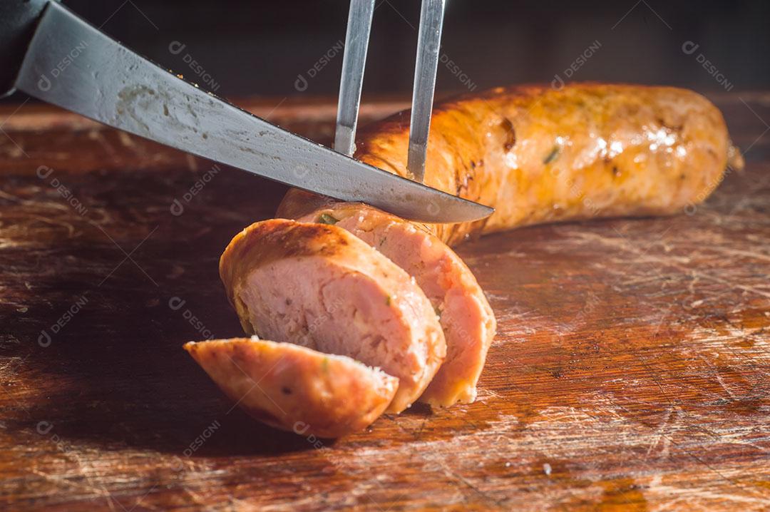 Foto Salsicha e Pimentão Salsicha Artesanal Queijo e Pimenta Em Uma Placa de Madeira