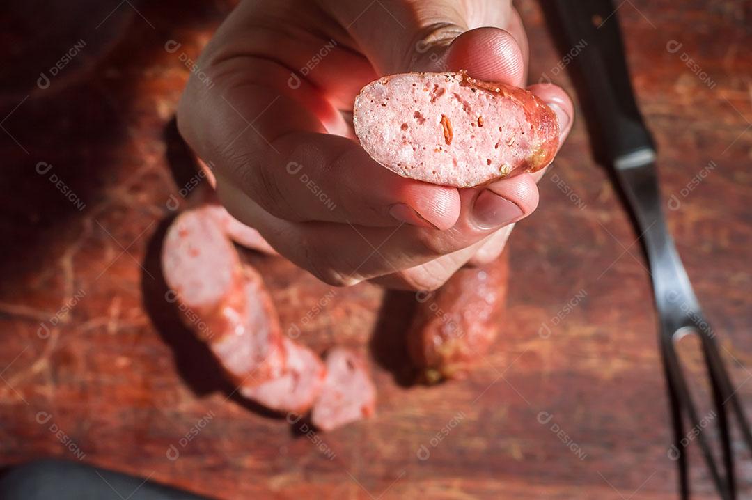 Salsicha Calabresa Fatiada Em Uma Mesa de Madeira Imagem JPG