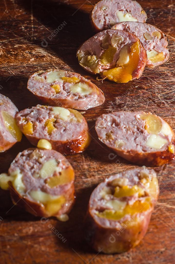Salsicha Calabresa Fatiada Em Uma Mesa de Madeira Imagem JPG