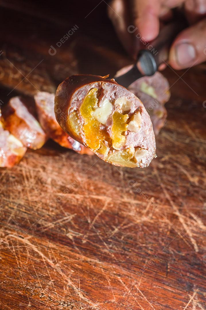 Salsicha Calabresa Fatiada Em Uma Mesa de Madeira Imagem JPG