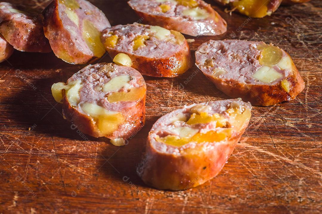 Salsicha Calabresa Fatiada Em Uma Mesa de Madeira Imagem JPG