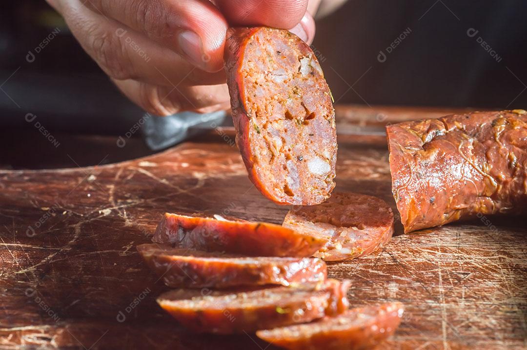 Salsicha Calabresa Fatiada Em Uma Mesa de Madeira Imagem JPG