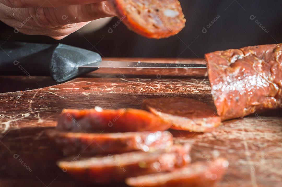 Salsicha Calabresa Fatiada Em Uma Mesa de Madeira Imagem JPG