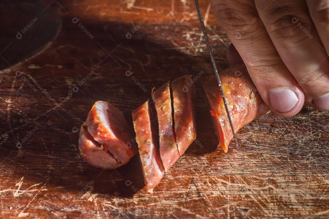 Salsicha Calabresa Fatiada Em Uma Mesa de Madeira Imagem JPG