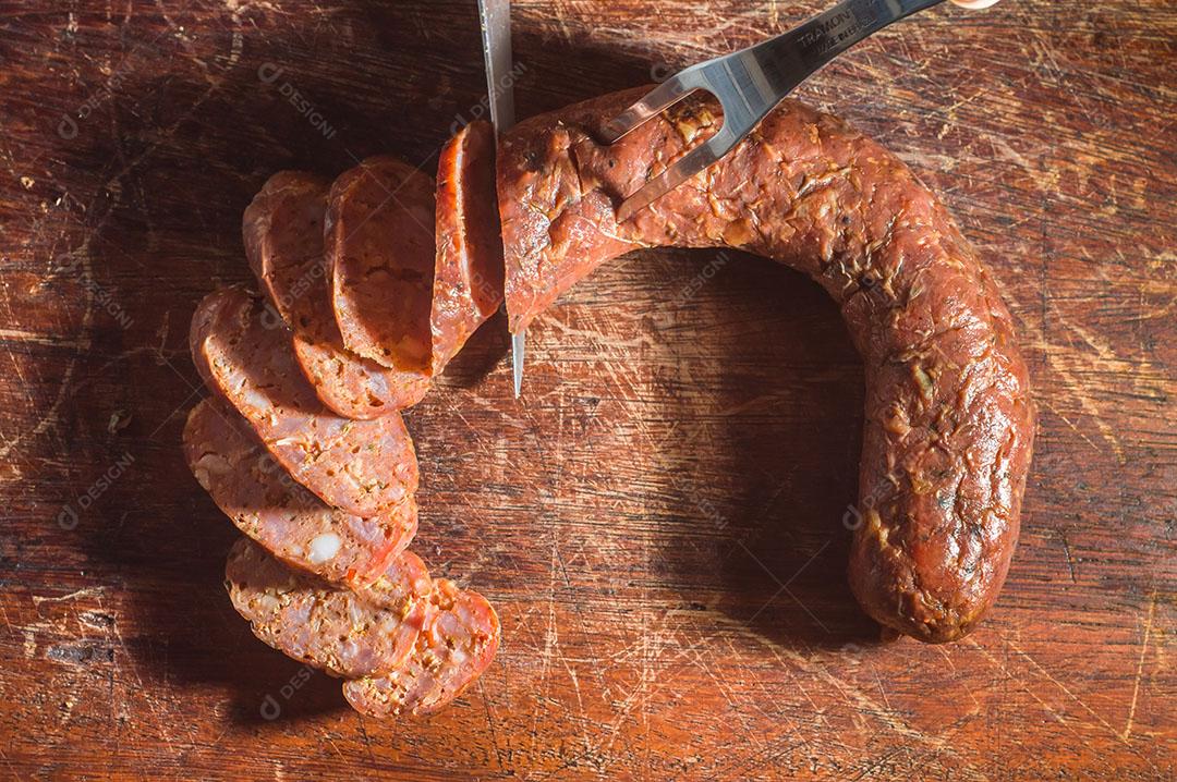 Salsicha Calabresa Fatiada Em Uma Mesa de Madeira Imagem JPG