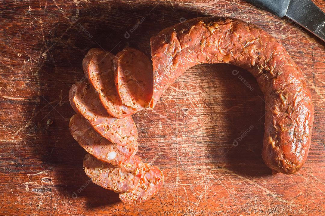 Foto Salsicha e Pimentão Salsicha Artesanal Queijo e Pimenta Em Uma Mesa de Madeira
