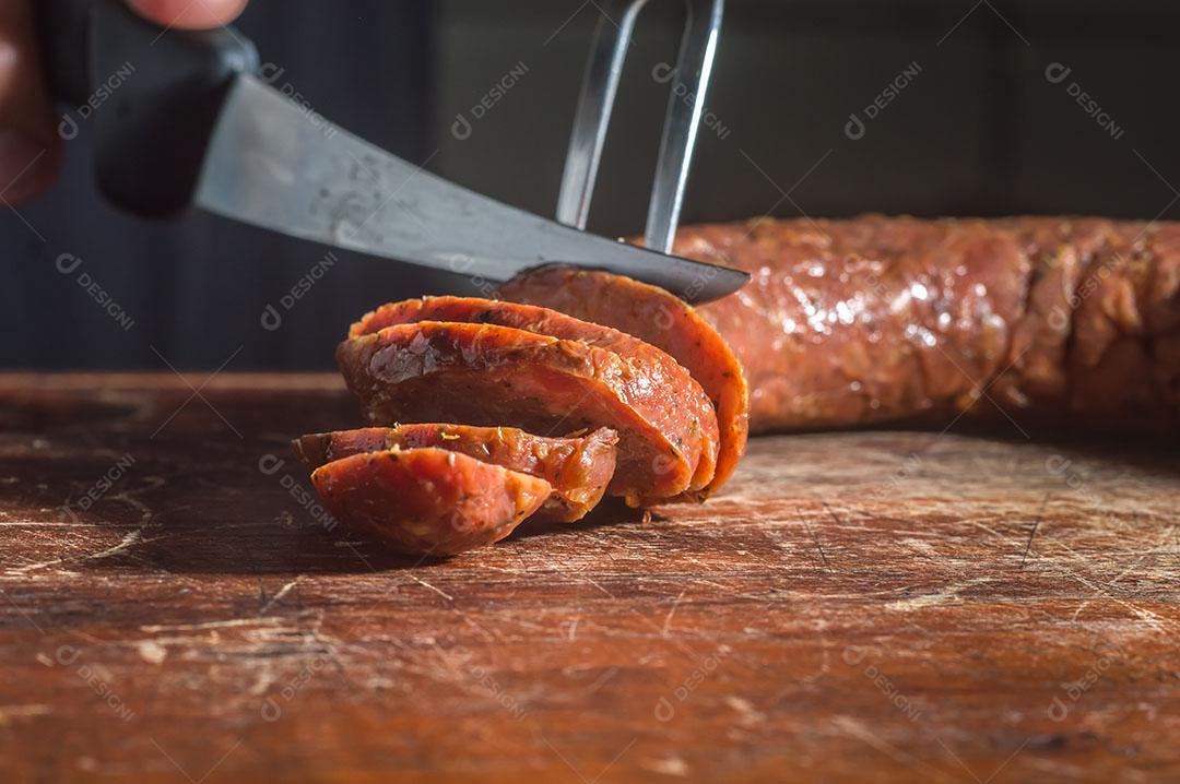 Foto Salsicha e Pimentão Salsicha Artesanal Queijo e Pimenta Em Uma Mesa de Madeira