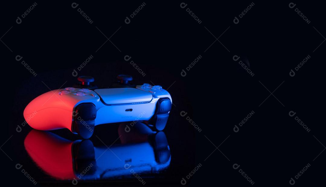 Controlador de Console de Jogos Azul Em Um Fundoo Preto Imagem JPG