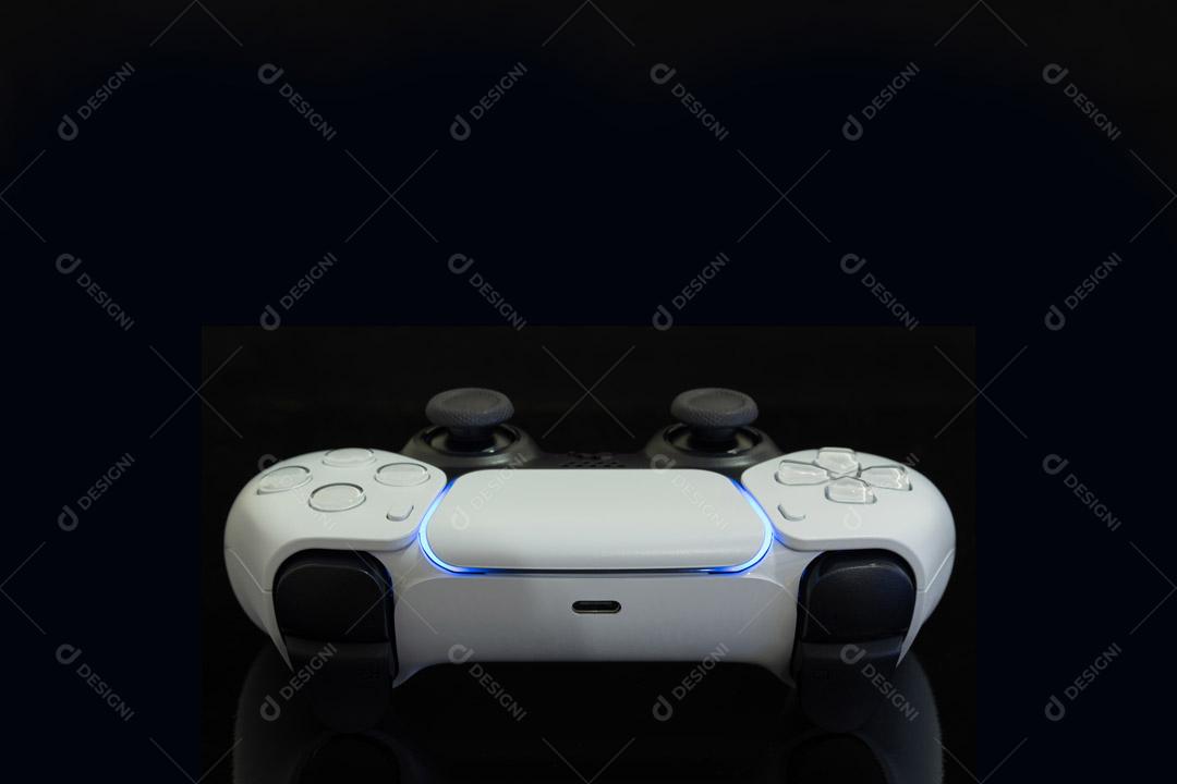 Controlador de Console de Jogos Branco Em Um Fundo Preto Imagem JPG