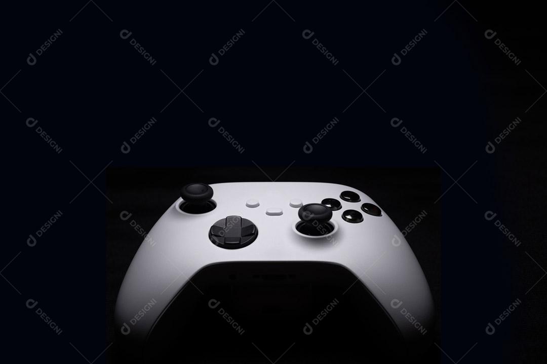 Controlador de Console de Jogos Branco Em Um Fundo Preto Imagem JPG