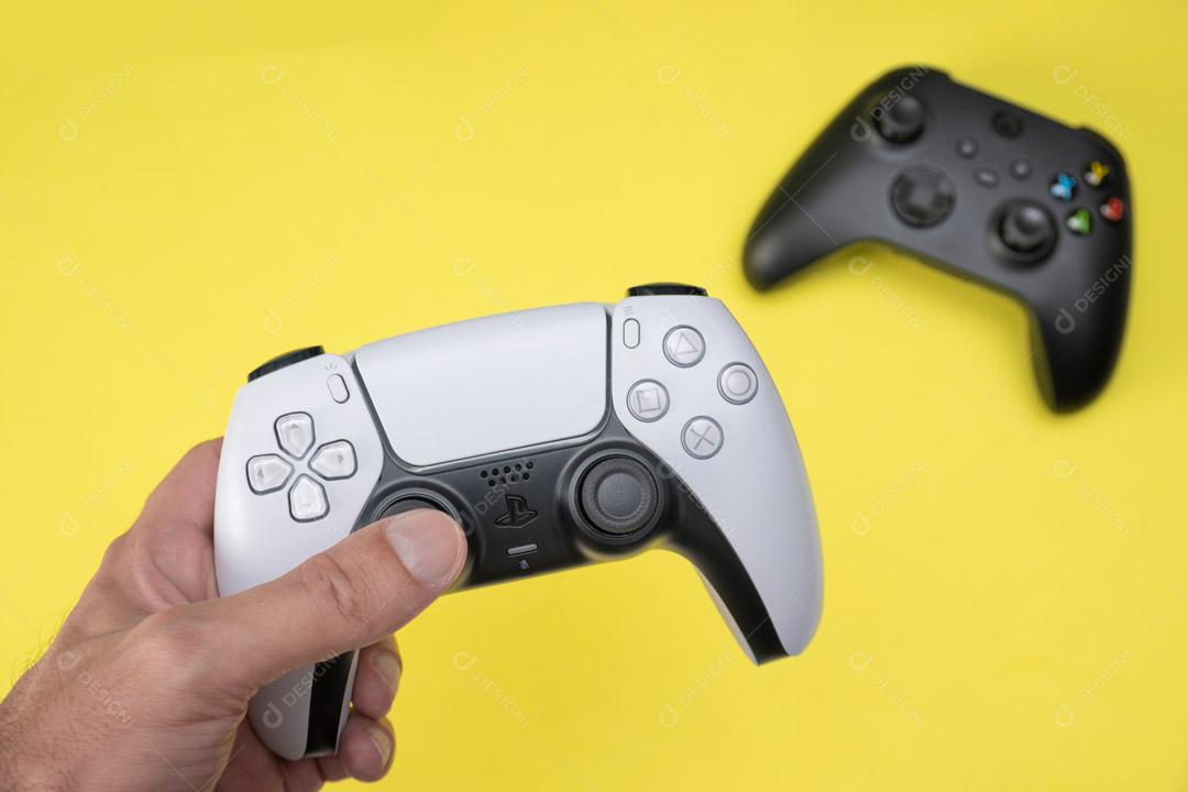 Controlador de Console de Jogos Branco Em Um Fundo Desfocado Imagem JPG