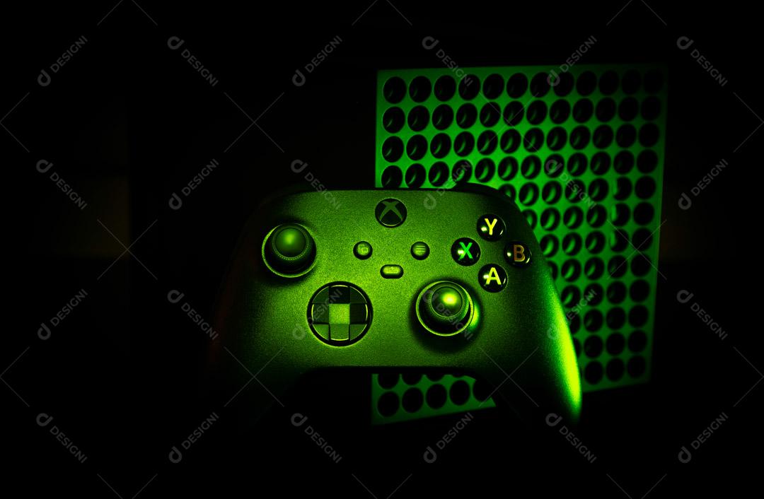 Controlador de Console de Jogos Pretp Em Um Fundo Verde Imagem JPG