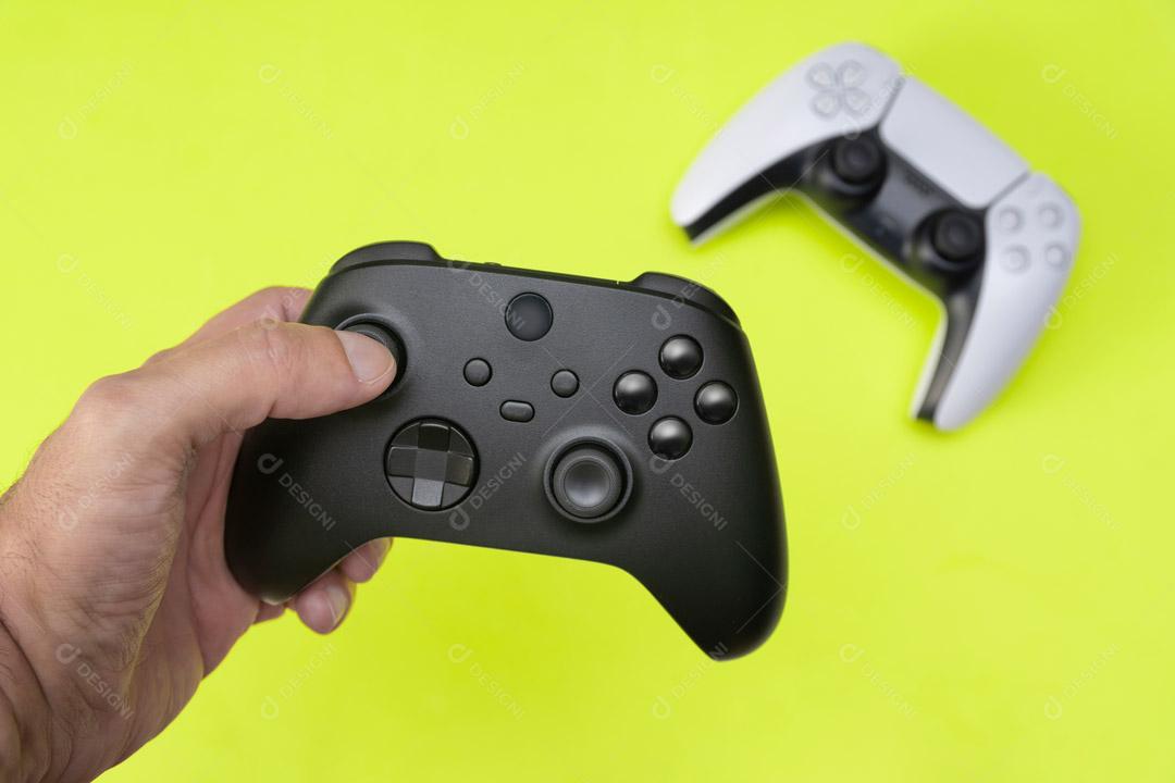 Controlador de Console de Jogos Preto Em Um Fundo Vverde Imagem JPG