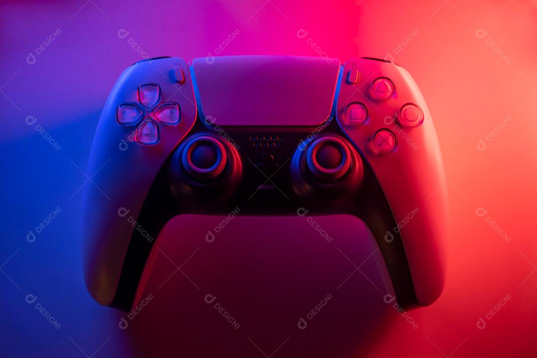 Controlador de Console de Jogos Branco Em Um Fundo Preto Imagem JPG