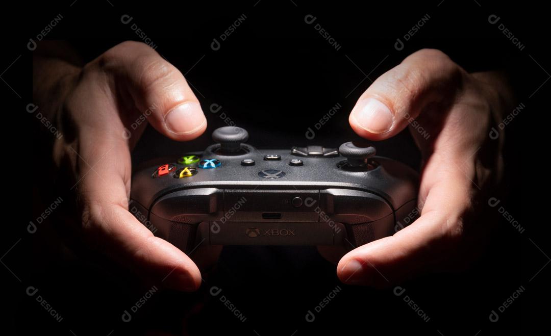 Controlador de Console de Jogos Preto Em Um Fundo Preto Imagem JPG