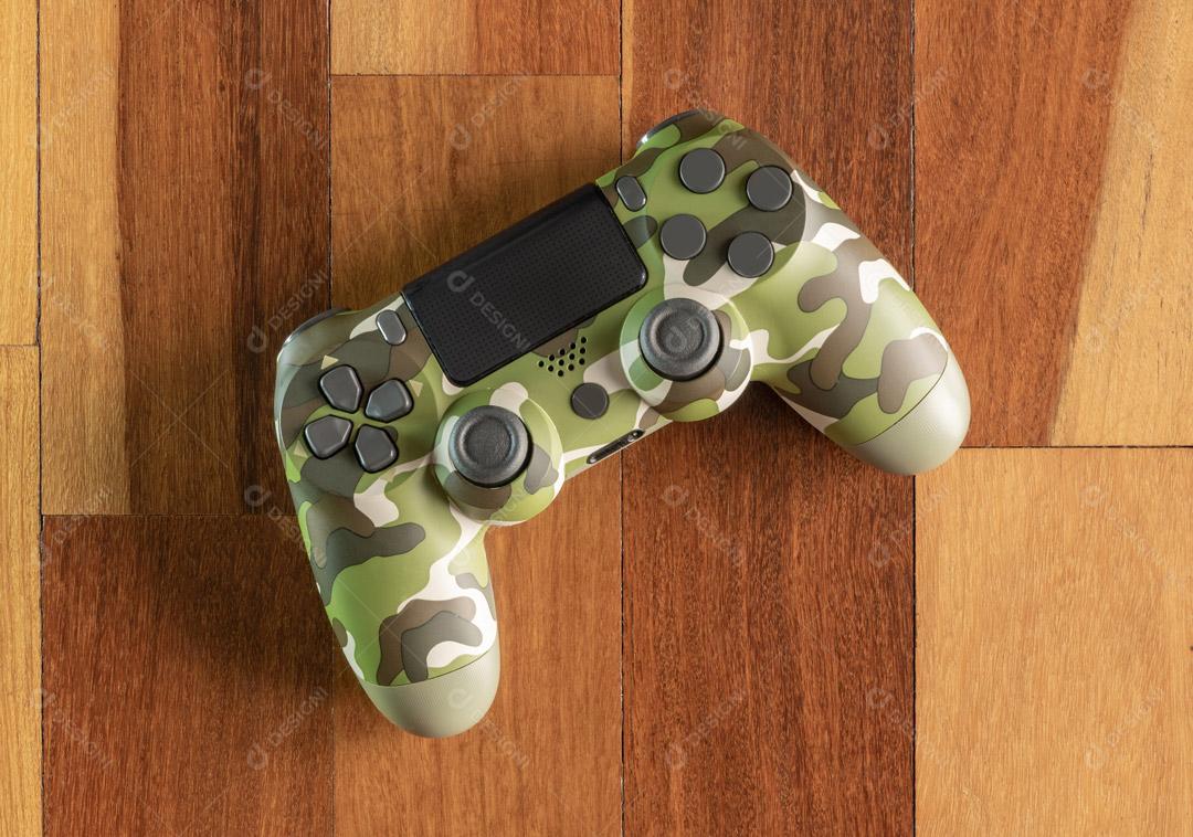 Controlador de Console de Jogos Exército Em Um Fundo De Madeira  Imagem JPG