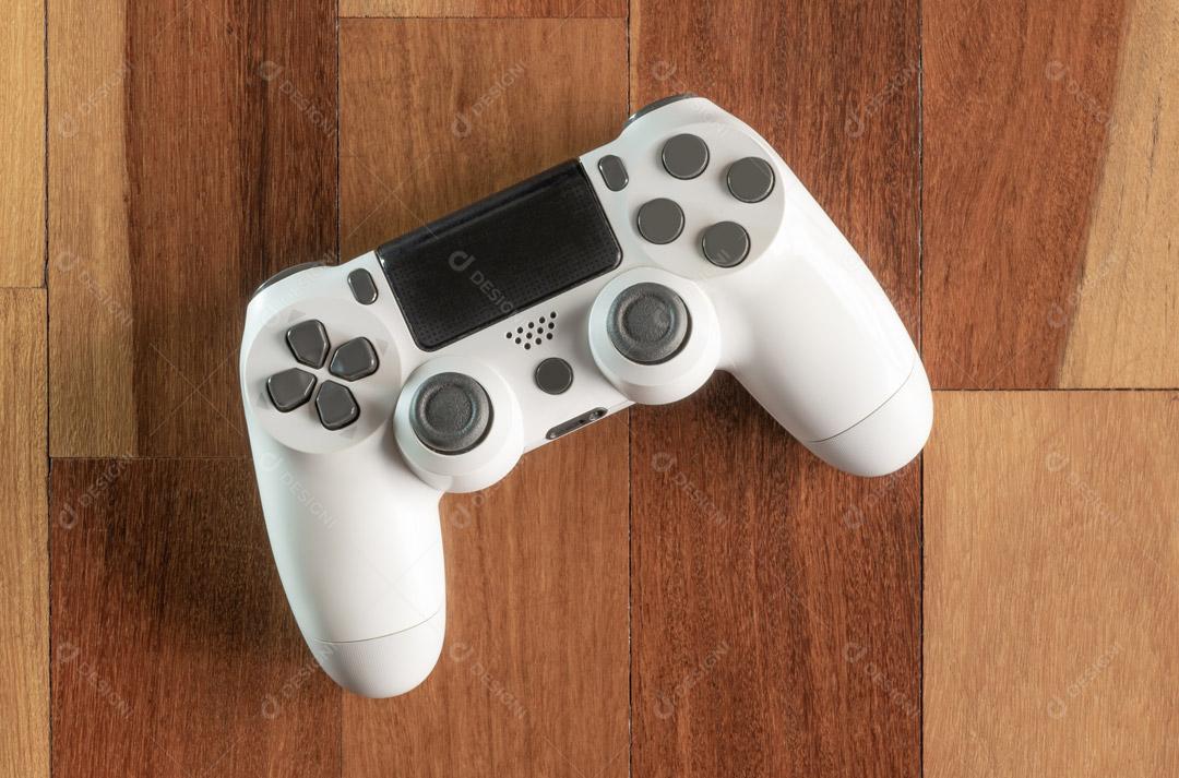 Controlador de Console de Jogos Branco Em Um Fundo de Madeira Imagem JPG