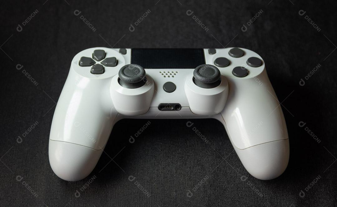 Controlador de Console de Jogos Branco Em Um Fundo Preto Imagem JPG