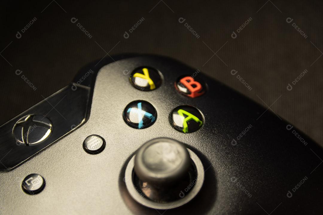 Controlador de Console de Jogos Preto Em Um Fundo Preto Imagem JPG