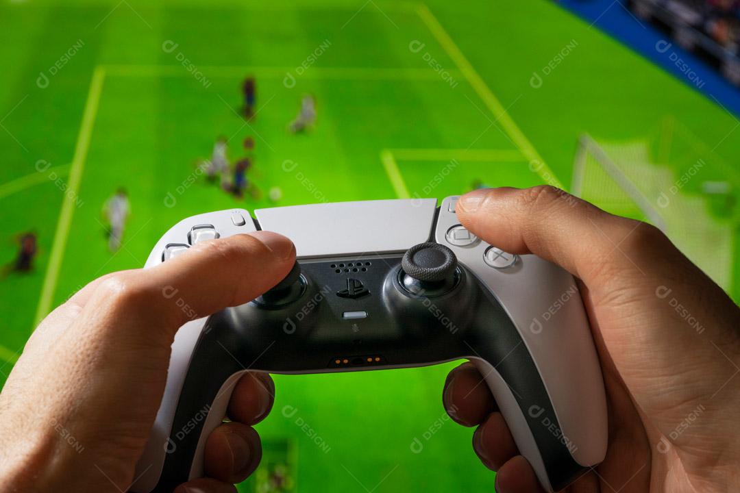Controlador de Console de Jogos Branco Em Um Fundo de Futebol Imagem JPG