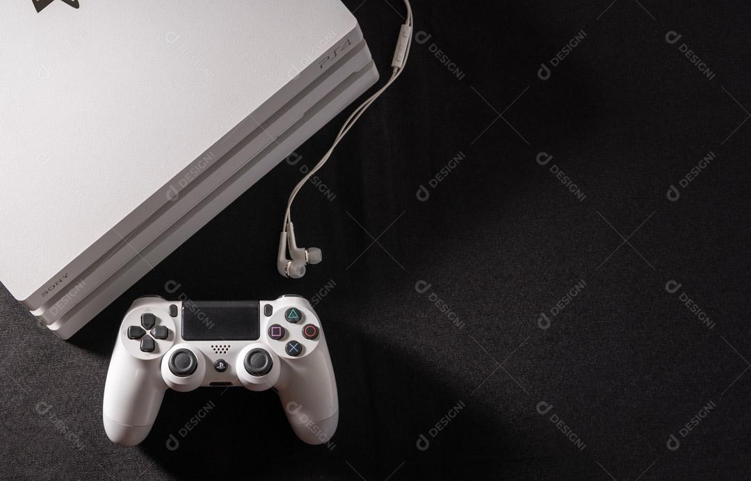 Controlador de Console de Jogos Branco Em Um Fundo Preto Imagem JPG