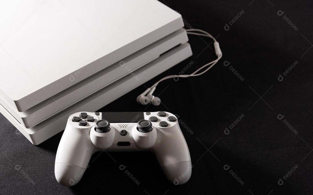 Controlador de Console de Jogos Branco Em Um Fundo Preto Imagem JPG