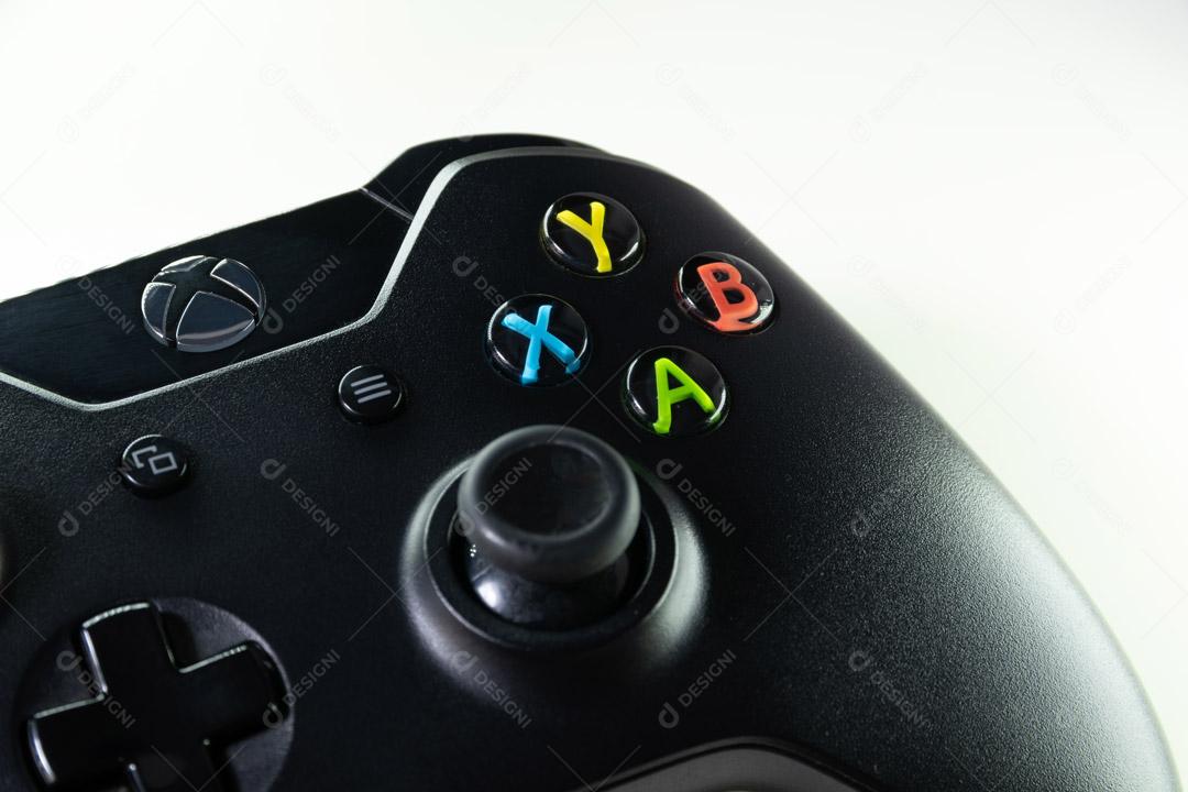 Controlador de Console de Jogos Branco Em Um Fundo Preto Imagem JPG