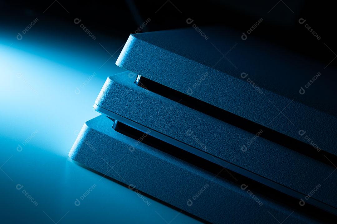 Controlador de Console de Jogos Preto Em Um Fundo Azul Imagem JPG