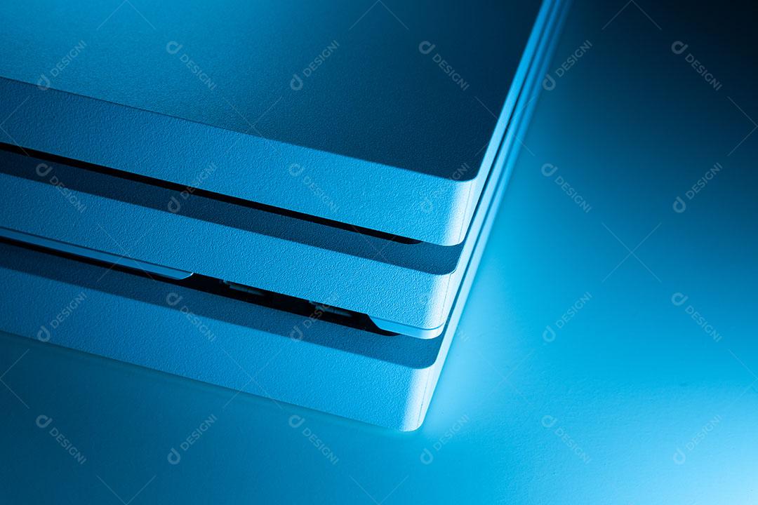 Controlador de Console de Jogos Branco Em Um Fundo Preto Imagem JPG