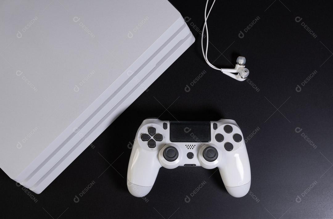 Controlador de Console de Jogos Branco Em Um Fundo Preto Imagem JPG