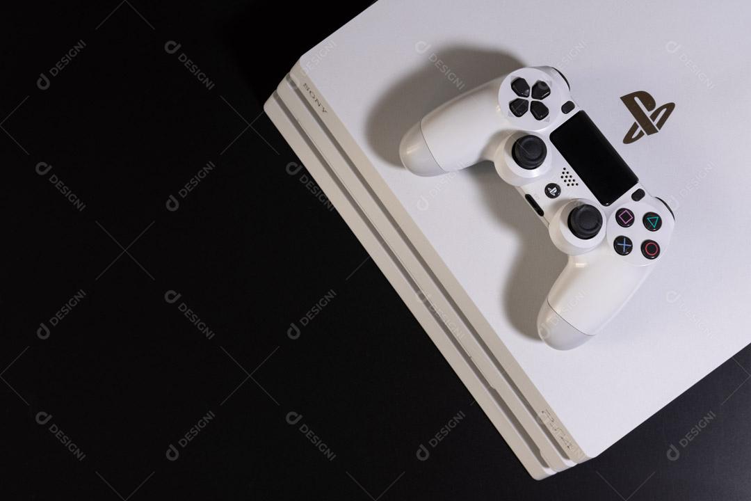 Controlador de Console de Jogos Branco Em Um Fundo Preto Imagem JPG