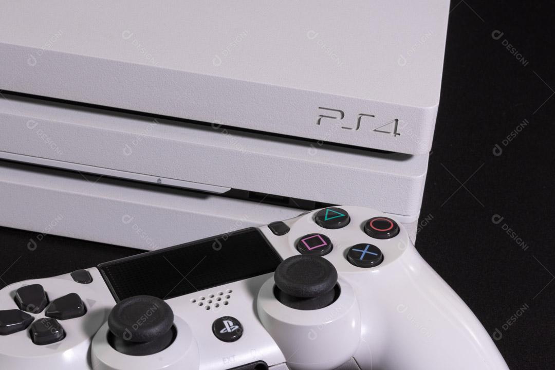 Controlador de Console de Jogos Branco Em Um Fundo Preto Imagem JPG