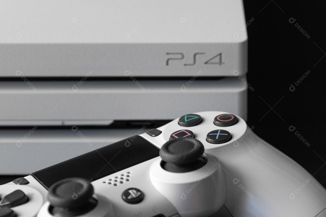 Controlador de Console de Jogos Branco Em Um Fundo Preto Imagem JPG