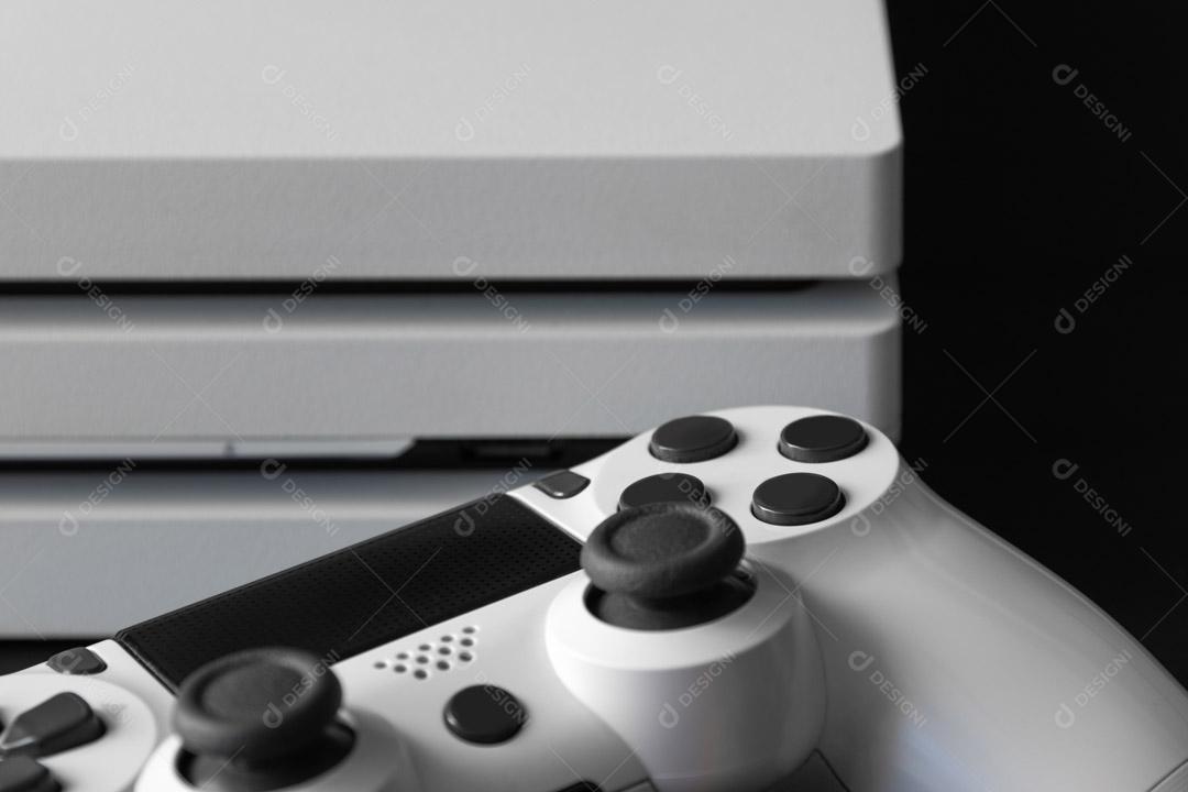 Controlador de Console de Jogos Branco Em Um Fundo Preto Imagem JPG