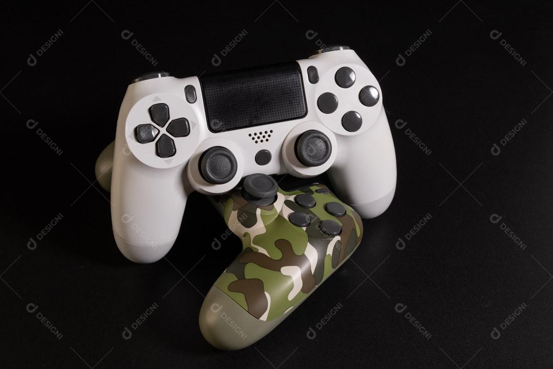 Controlador de Console de Jogos Branco e Exército Em Um Fundo Preto Imagem JPG