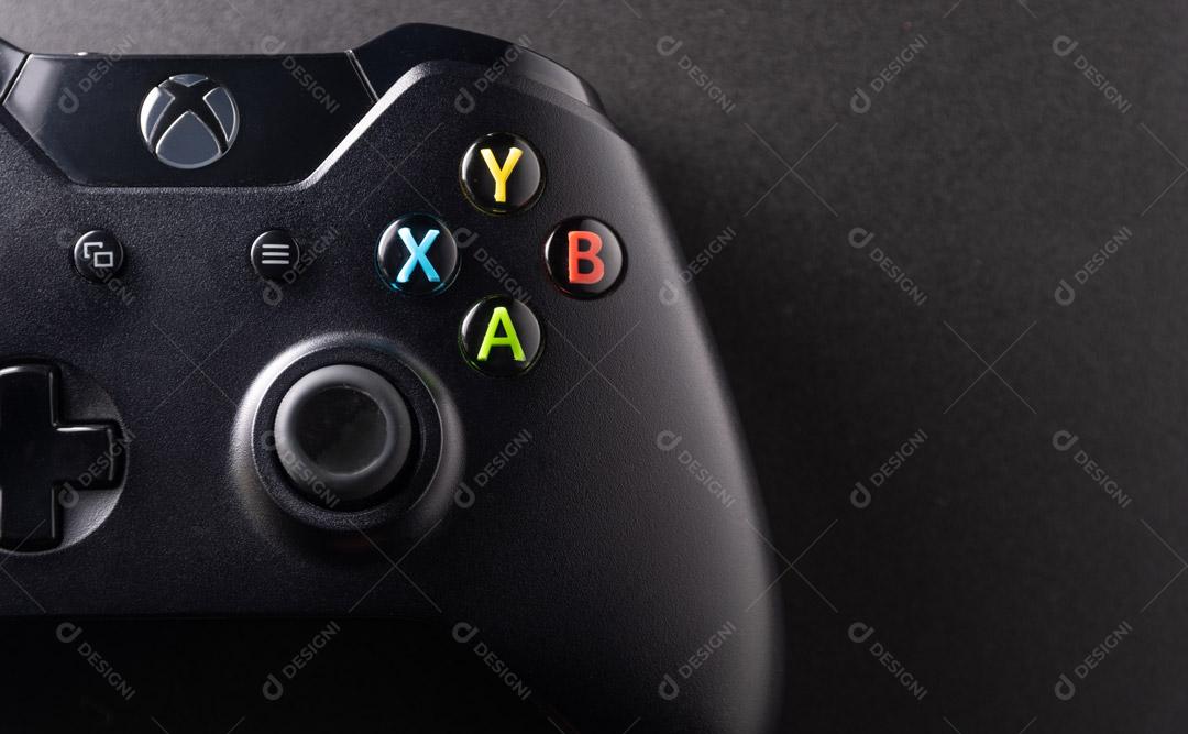 Controlador de Console de Jogos Branco Em Um Fundo Preto Imagem JPG