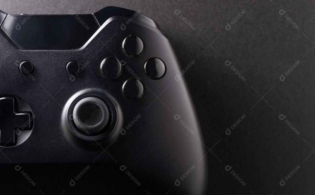 Controlador de Console de Jogos Preto Em Um Fundo Preto Imagem JPG