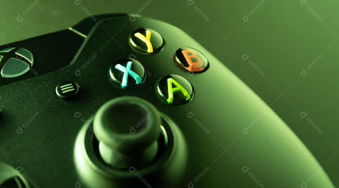 Controlador de Console de Jogos Preto Em Um Fundo Verde Luminado Imagem JPG