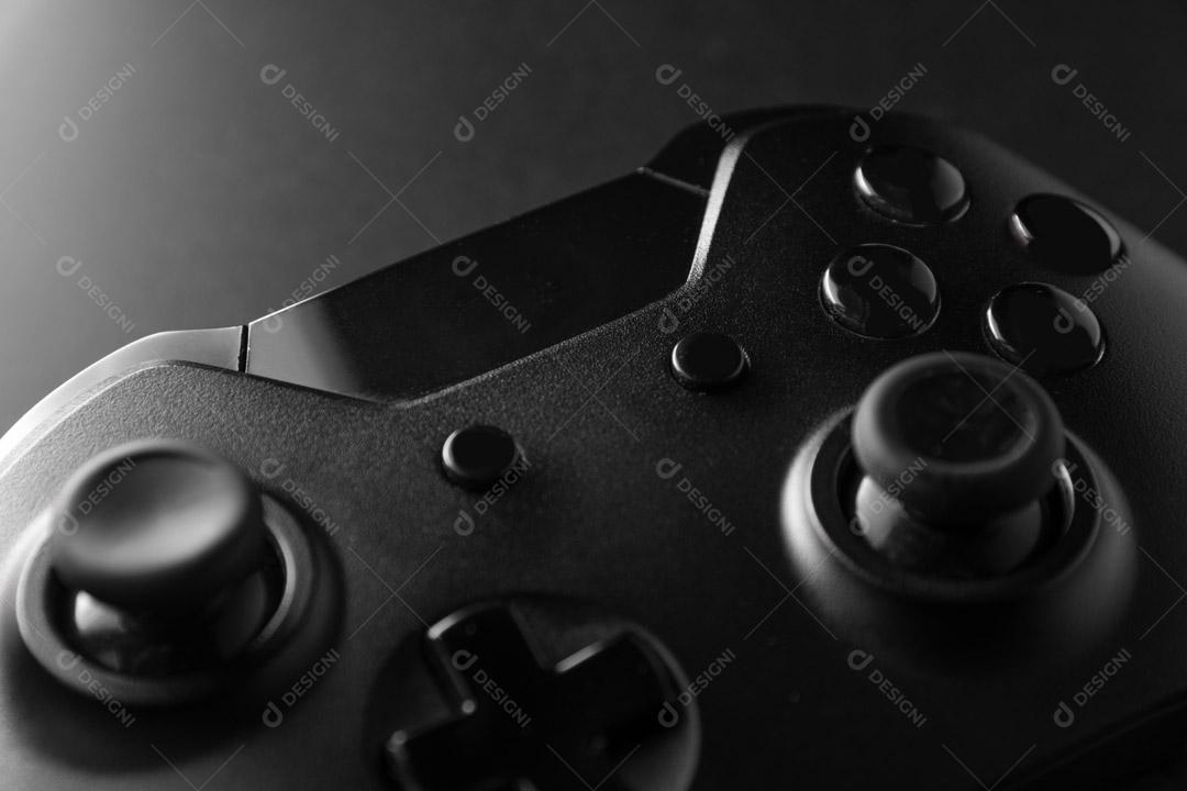 Controlador de Console de Jogos Preto Em Um Fundo Preto Imagem JPG