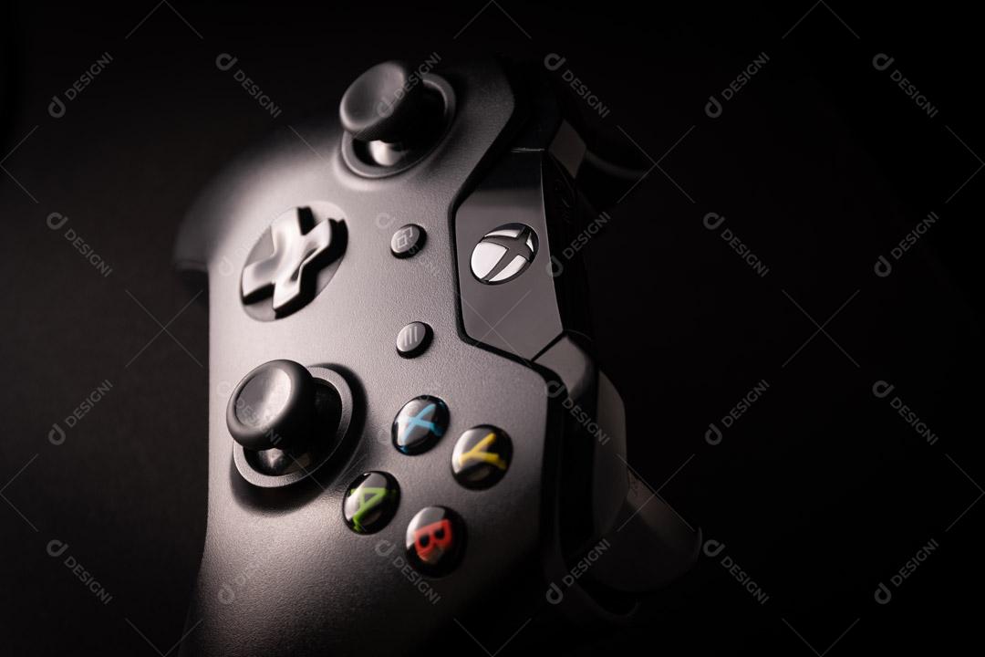 Controlador de Console de Jogos Preto Em Um Fundo Preto Imagem JPG