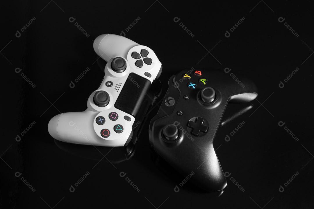 Controlador de Console de Jogos Branco e Preto Em Um Fundo Preto Imagem JPG
