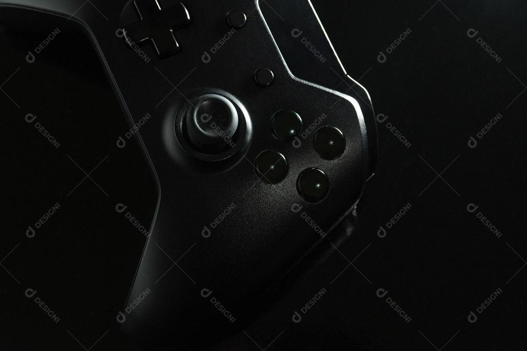 Controlador de Console de Jogos Preto Em Um Fundo Preto Imagem JPG