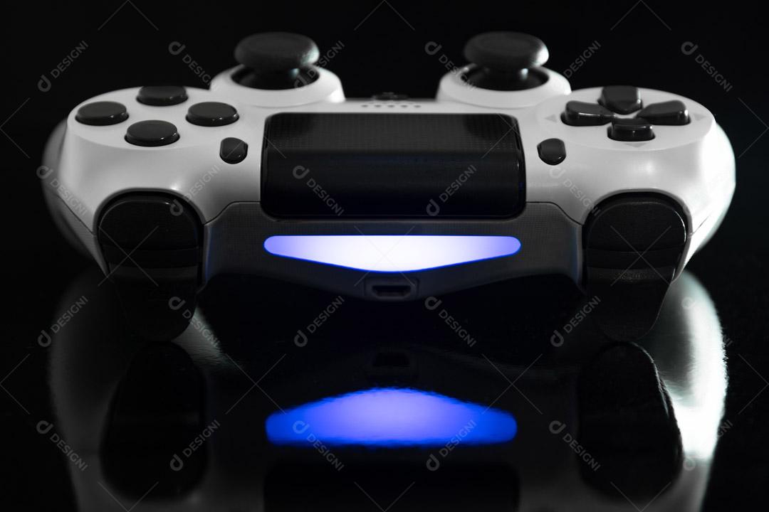 Controlador de Console de Jogos Branco Em Um Fundo Preto Imagem JPG