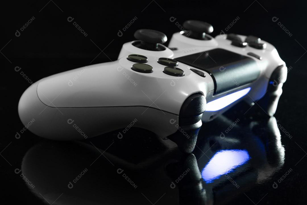 Controlador de Console de Jogos Branco Em Um Fundo Preto Imagem JPG