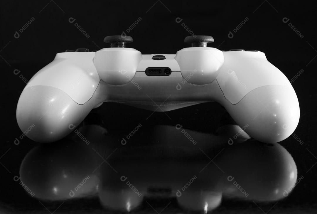 Controlador de Console de Jogos Branco Em Um Fundo Preto Imagem JPG