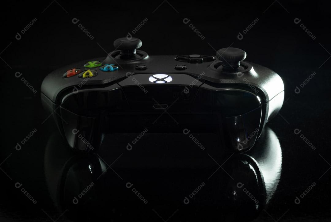 Controlador de Console de Jogos Preto Em Um Fundo Preto Imagem JPG