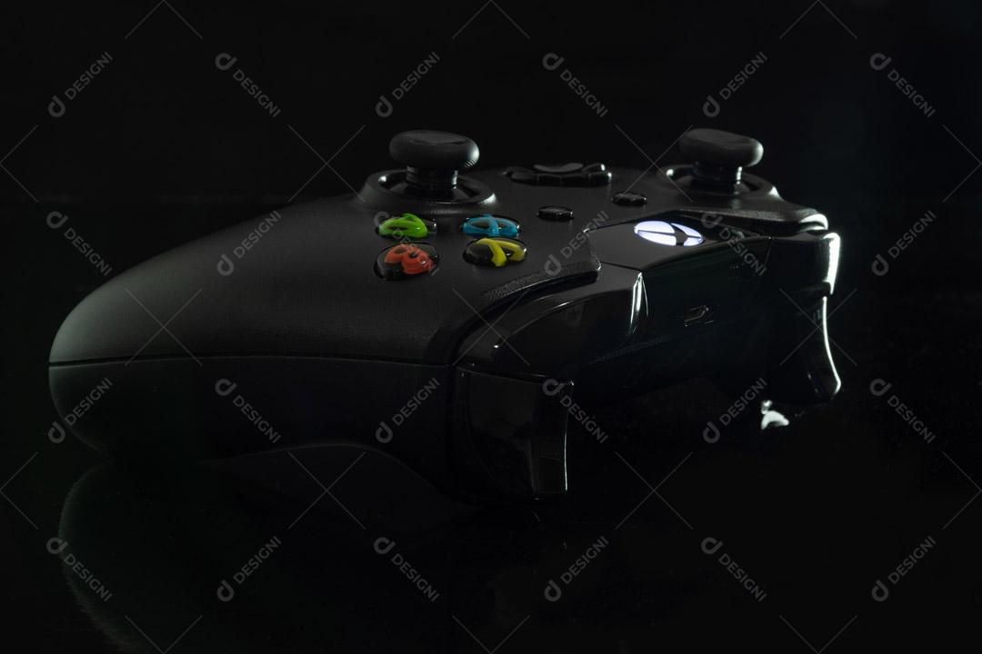 Controlador de Console de Jogos Preto Em Um Fundo Preto Imagem JPG