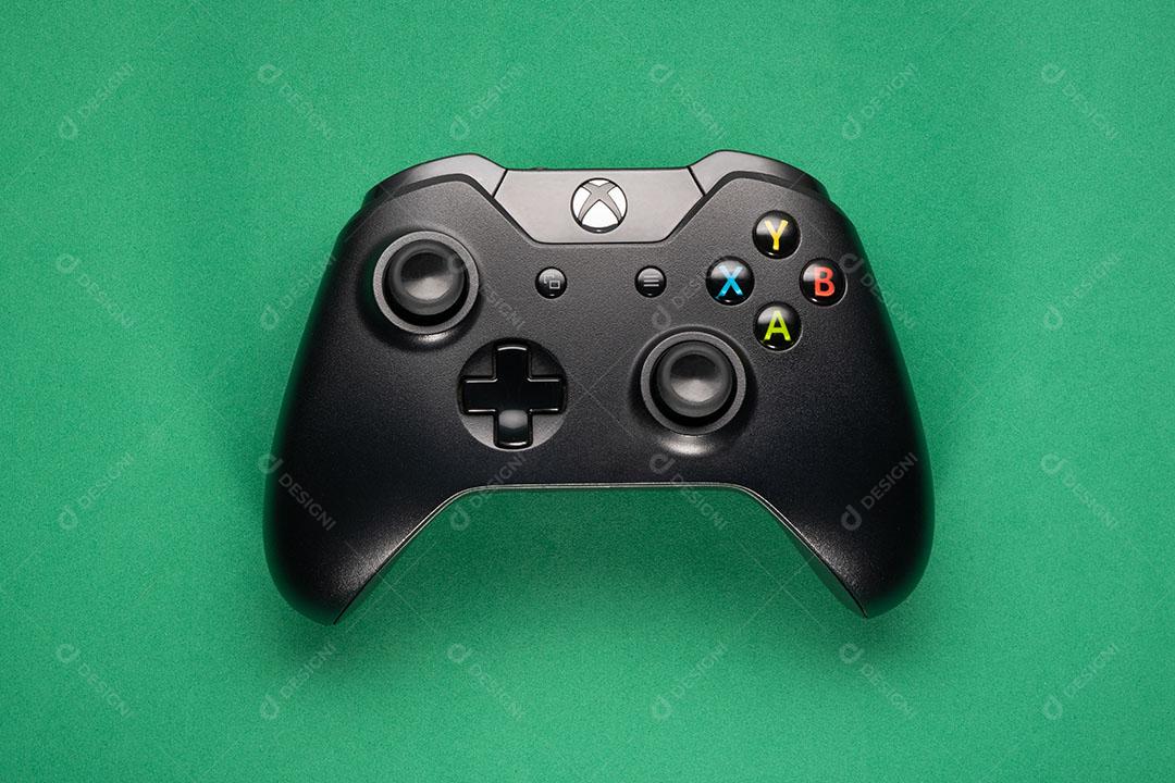 Garoto Com Controlador de Próxima Geração Em Suas Mãos Imagem JPG