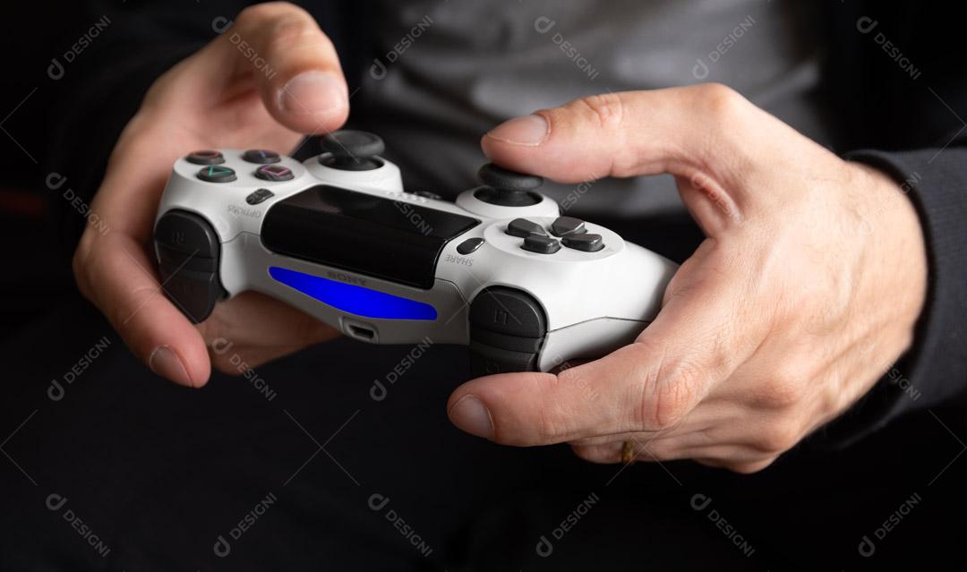 Controlador de Console de Jogos Branco Em Um Fundo Preto Imagem JPG